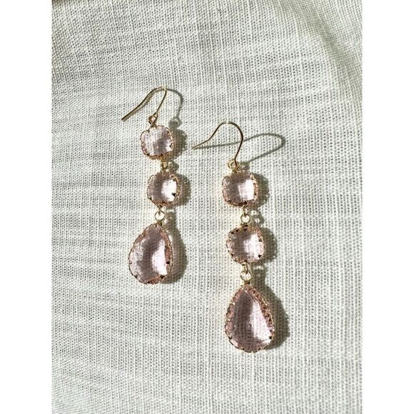 Light pink crystal cut dangle earrings - Picture 4 of 5